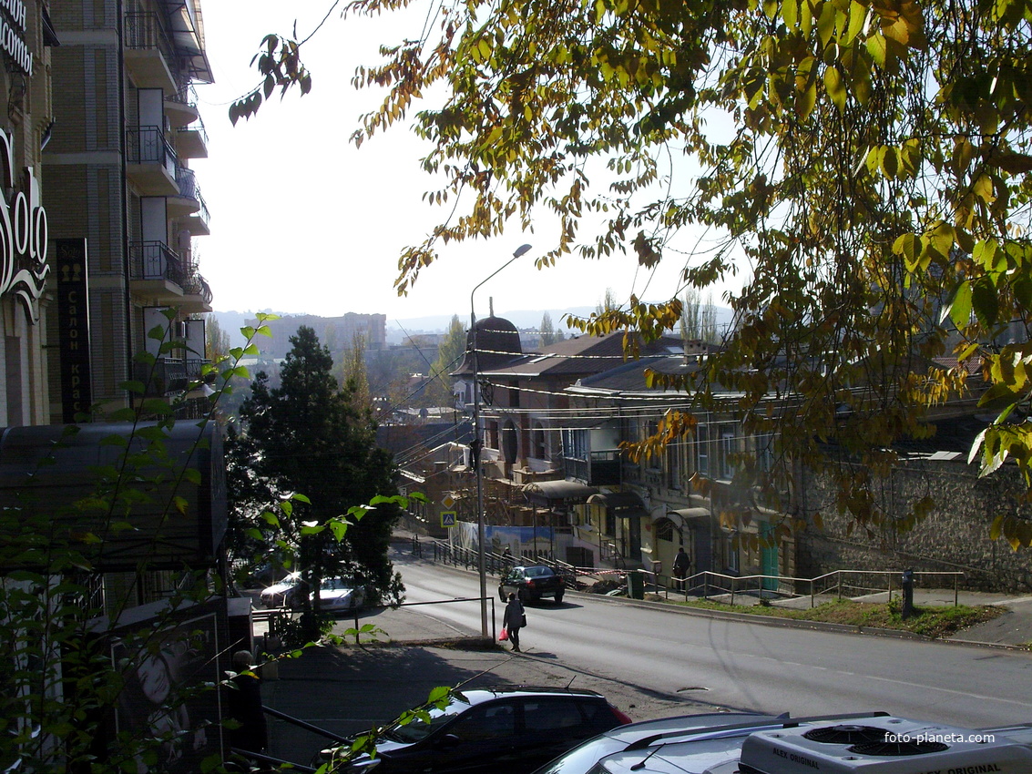 Улица Дзержинского. Слева дом №55, Solo - салон красоты