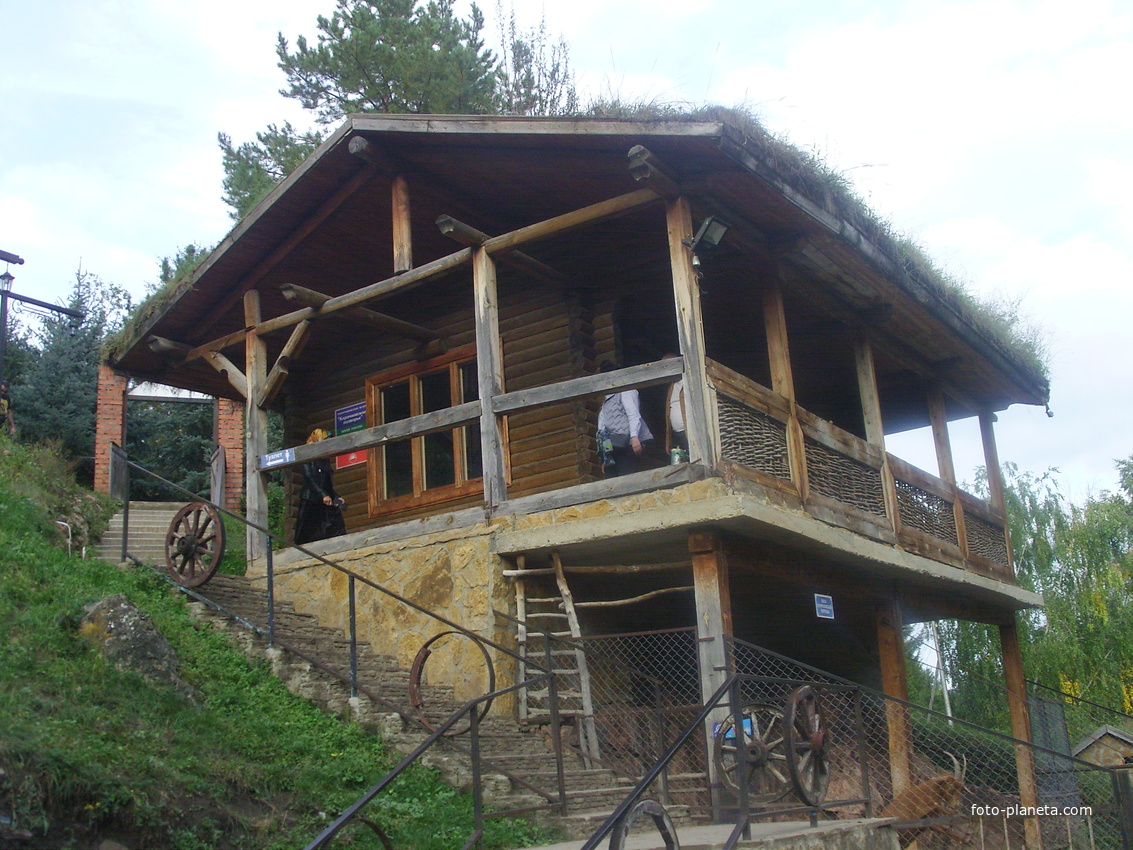 На Медовых водопадах в Малокарачавском районе Карачаево-Черкессии в ущелье долины реки Аликоновка. Этнографический музей «Карачаевское подворье».