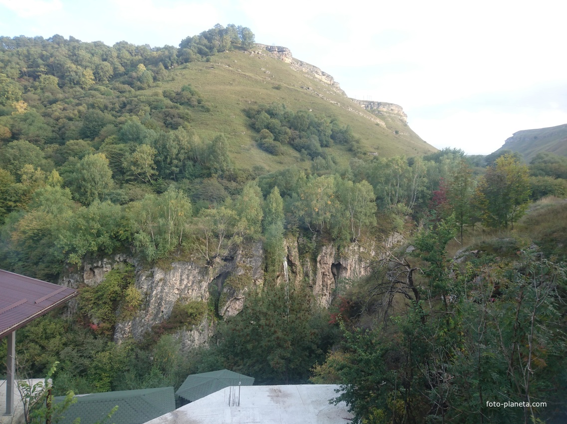 На Медовых водопадах в Малокарачавском районе Карачаево-Черкессии в ущелье долины реки Аликоновка.