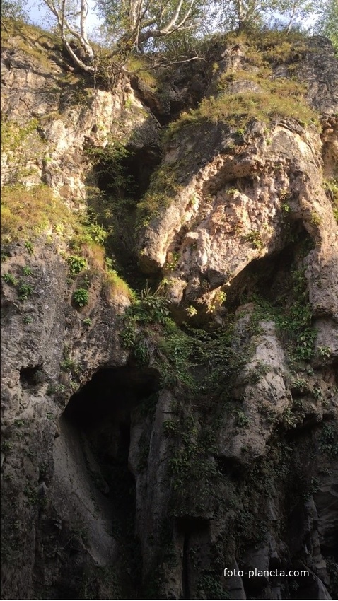 На медовых водопадах в Малокарачавском районе Карачаево-Черкессии в ущелье долины реки Аликоновка. Промоина у Большого Медового водопада речки Эчки-Баш (Козья голова).