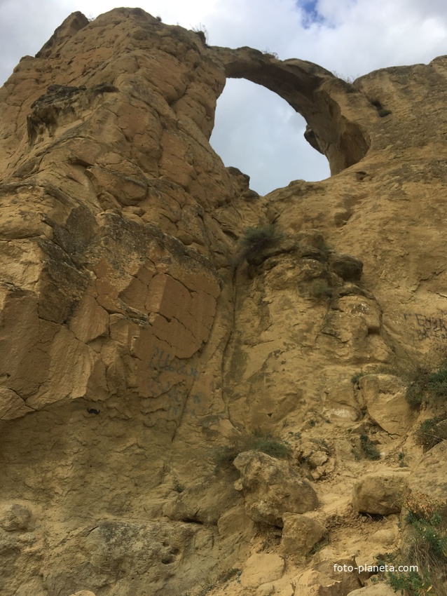 Гора Кольцо - мыс одного из отрогов Боргустанского хребта с крайней сквозной пещерой, по форме напоминает гигантское «кольцо» диаметром 8-10 м.