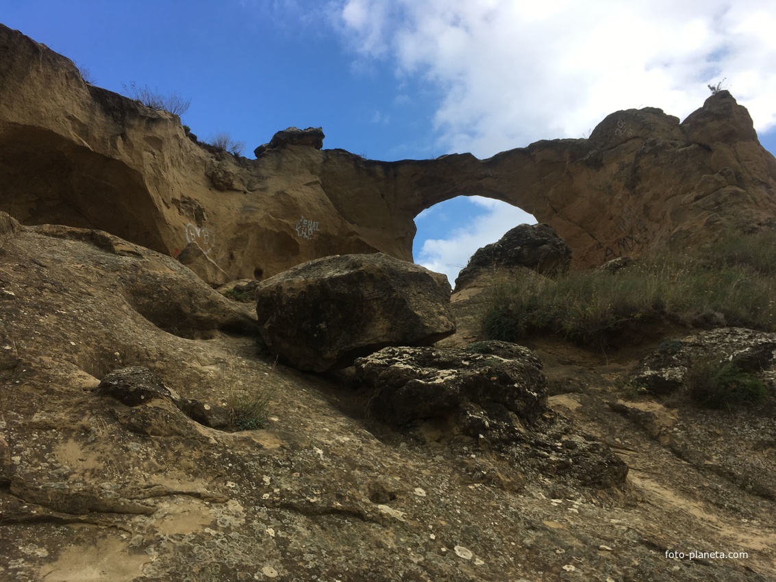 Гора Кольцо с крайней сквозной  пещерой на мысе одного из отрогов Боргустанского хребта