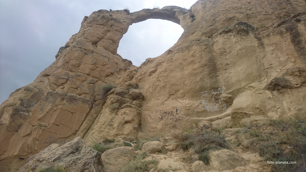 Крайняя сквозная  пещера мыса одного из отрогов Боргустанского хребта,  по форме напоминает гигантское «кольцо» диаметром 8-10 м.