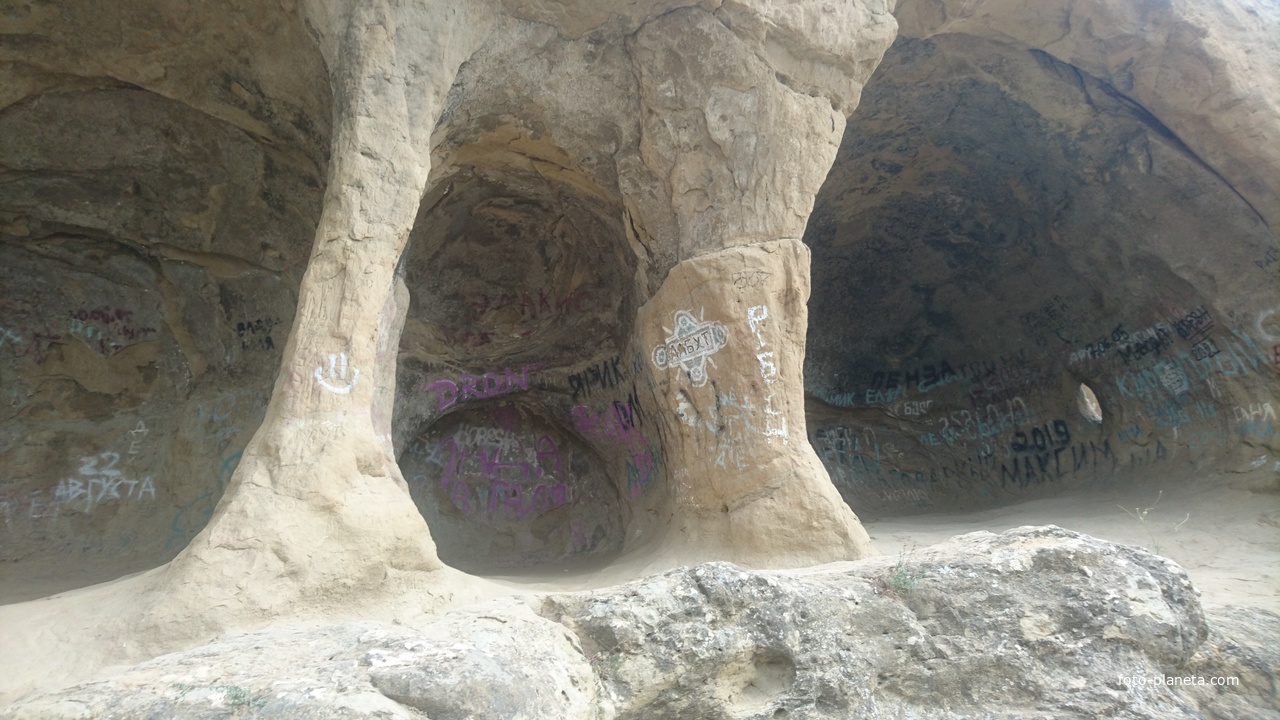 Один из отрогов Боргустанского хребта с пещерами у Горы Кольцо