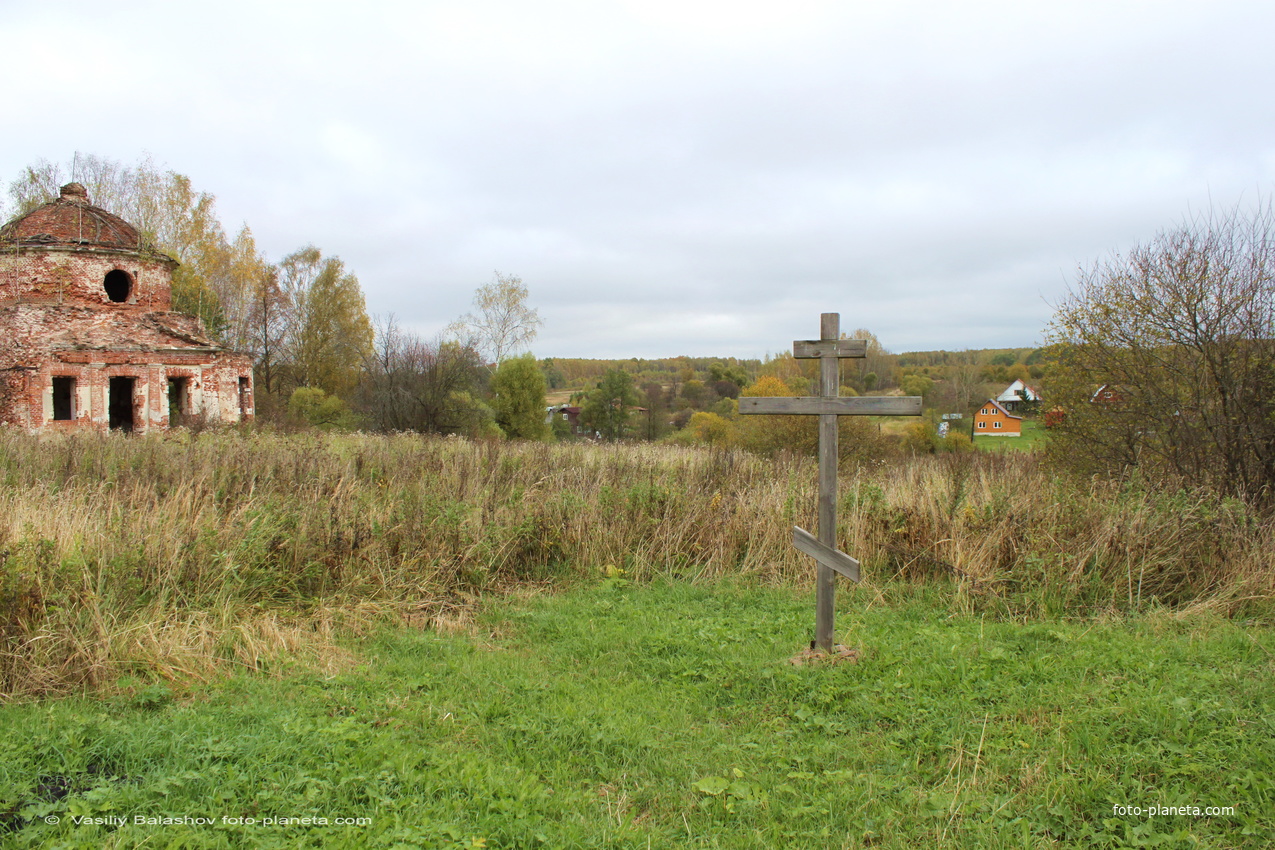 Фетиново, поклонный крест около церкви Николая Чудотворца