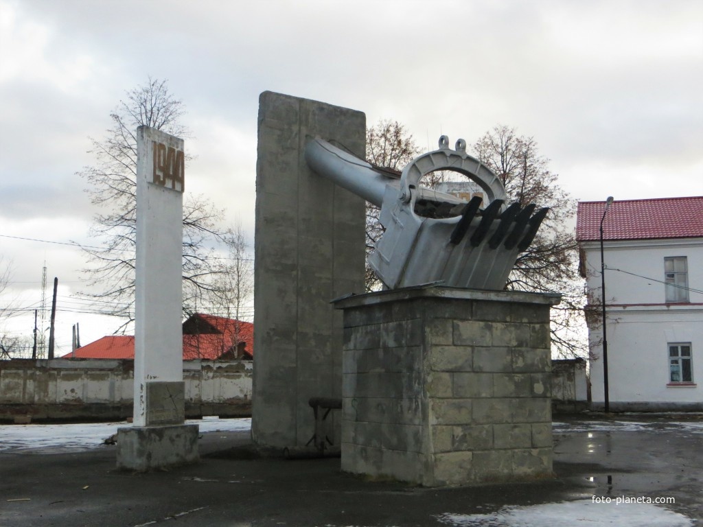 Памятник-ковш в честь добычи 200-миллионной тонны угля на Волчанском угольном месторождении