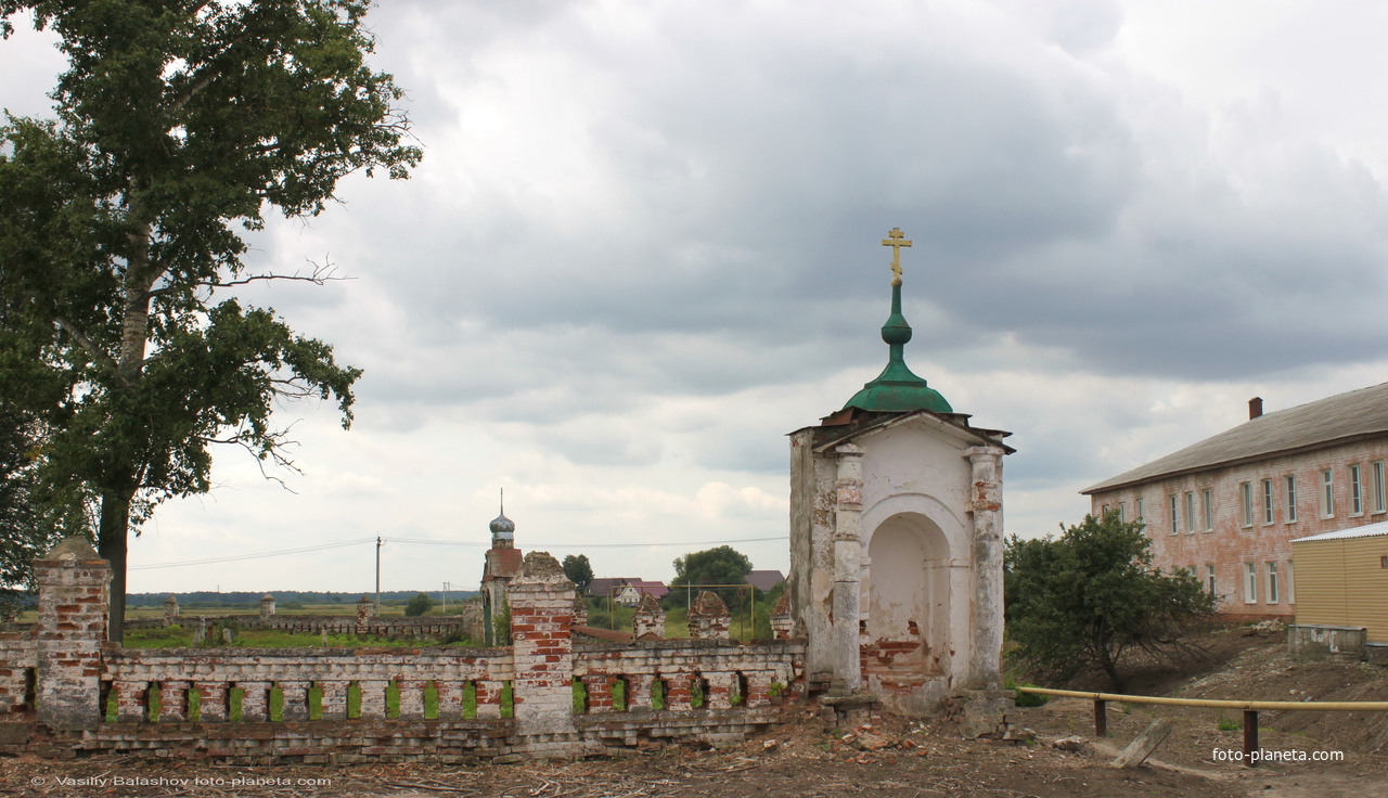 Большие Всегодичи,  башня ограда Успенской церкви