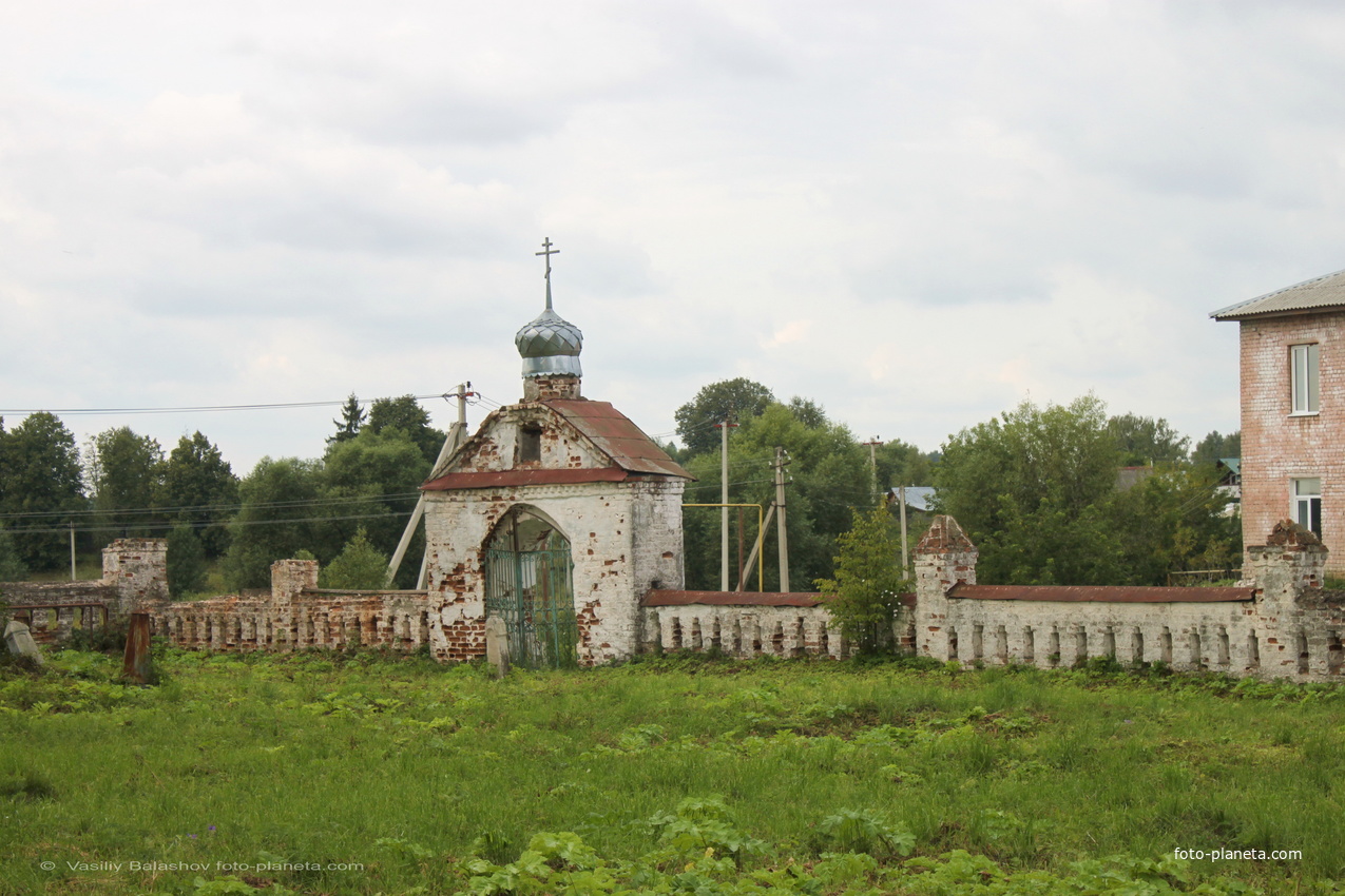 Большие Всегодичи,  ворота западной ограды Успенской церкви