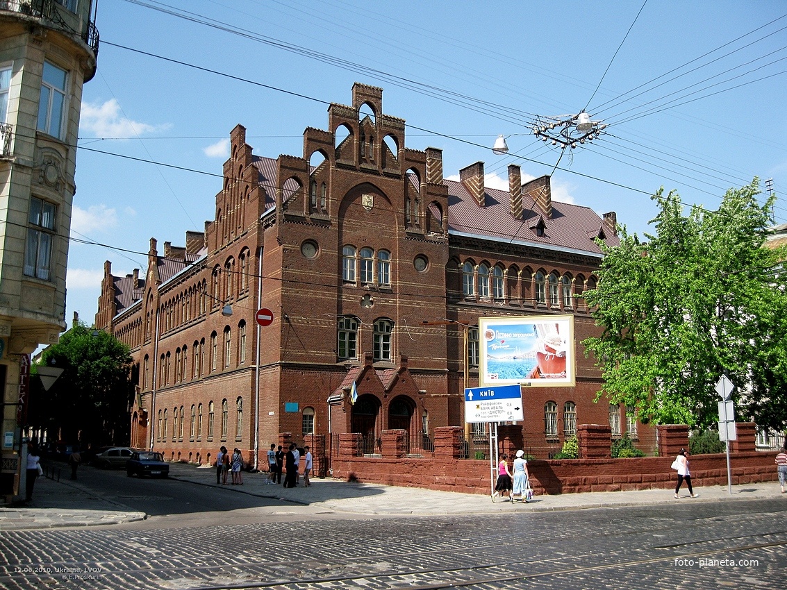 На ул.Городоцкой. Львовская юридическая гимназия (на ул.Леонтовича,2; улица слева от здания)