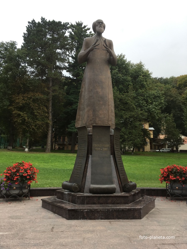 Памятник Солженицыну на улице Шаляпина