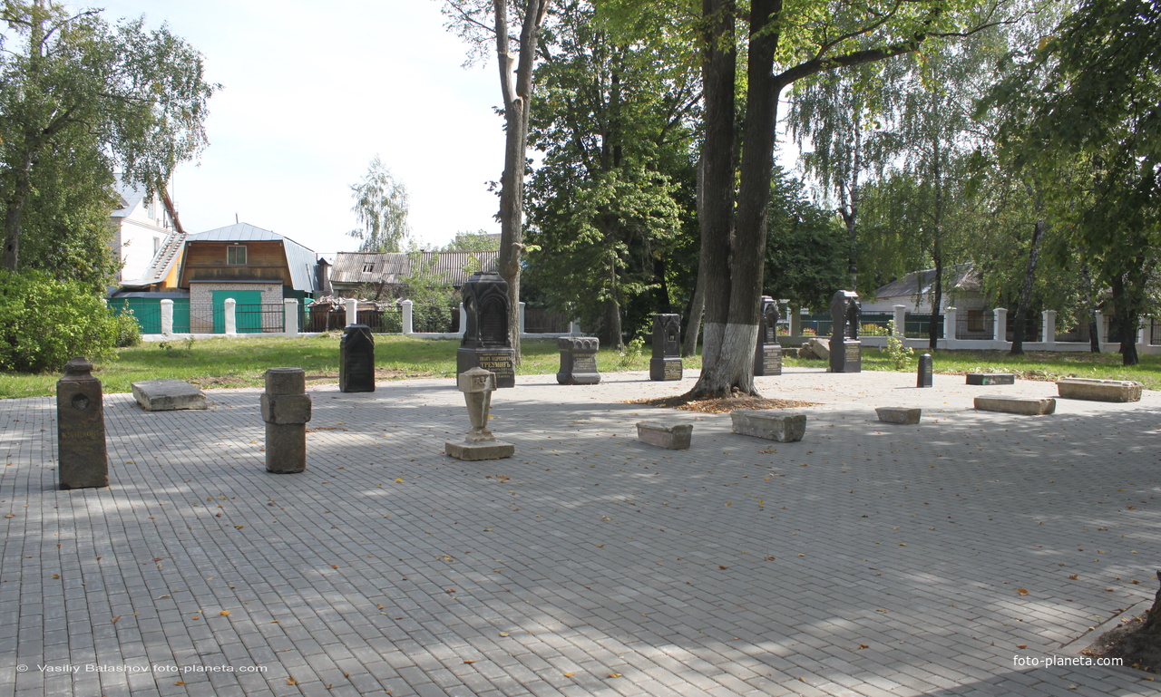 Ковров, старинные надгробия около церкви Иоанна Воина на территории историко-мемориального парка