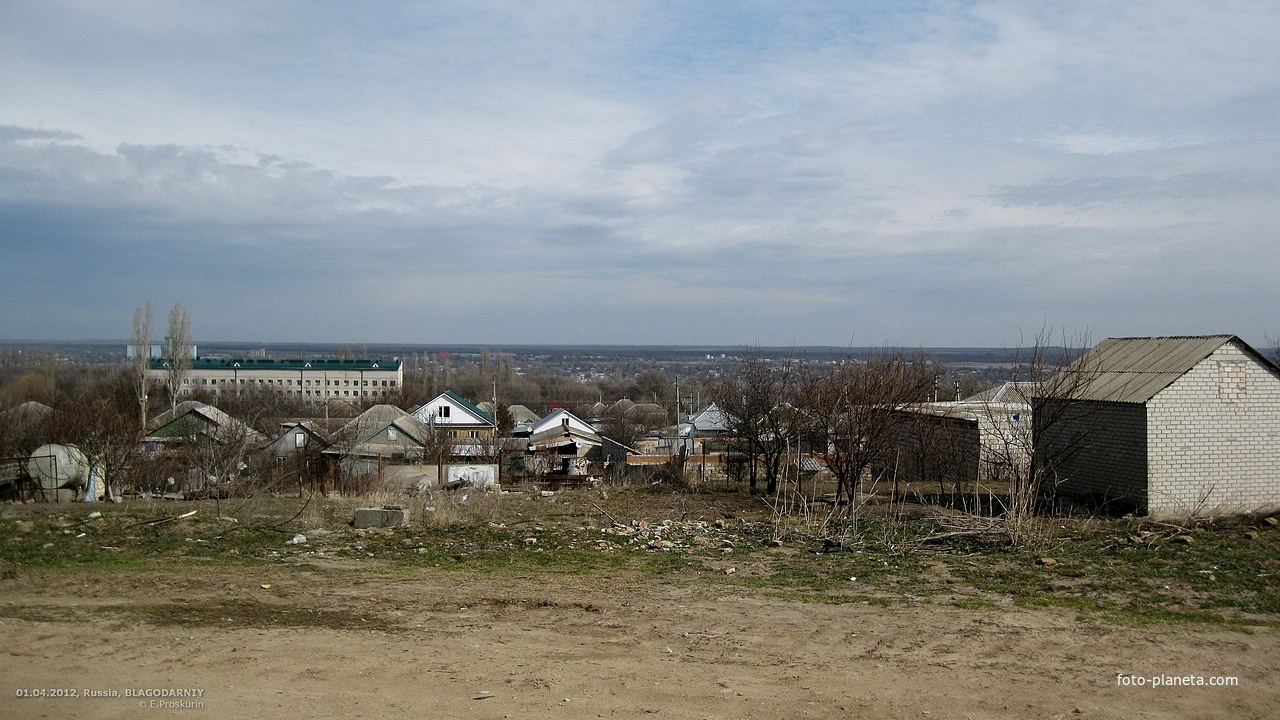 Вид от ул Мельничной в районе старого кладбища в направлении (северном) роддома на территории центральной районной больницы