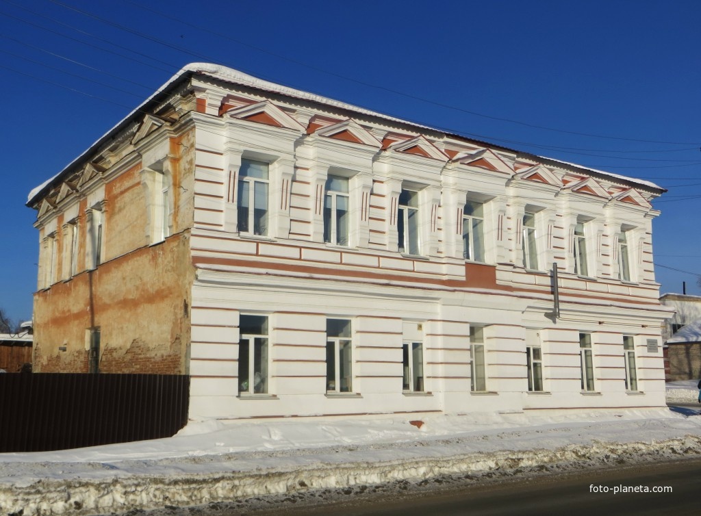 Улица Советская. Здание бывшего Богословского горного округа