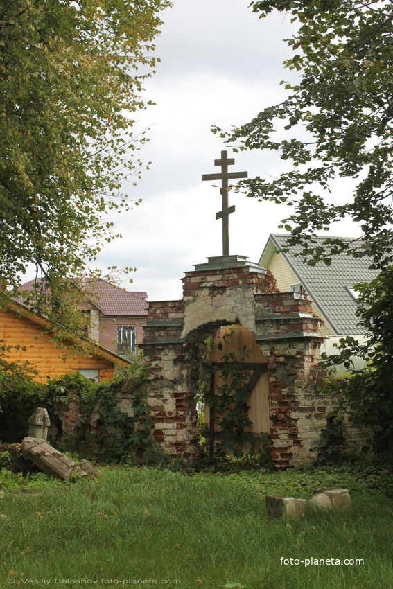 Малые Всегодичи,  ограда  Богородице-Рождественской церкви