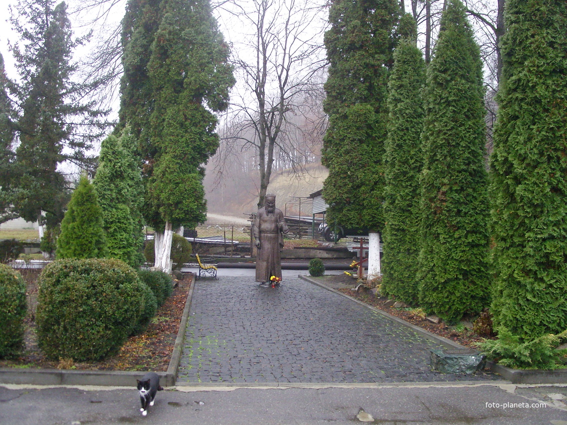 Аланский Богоявленский женский монастырь у посёлка Цементный, входящего в Алагирское городское поселение и находящегося в 4 км к югу от города Алагир.  Памятник архимандриту Ипполиту.