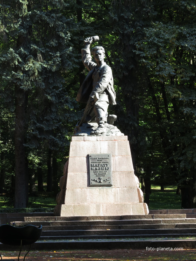 Памятник пионеру-Герою Марату Казею в Пионерском парке г. Минск
