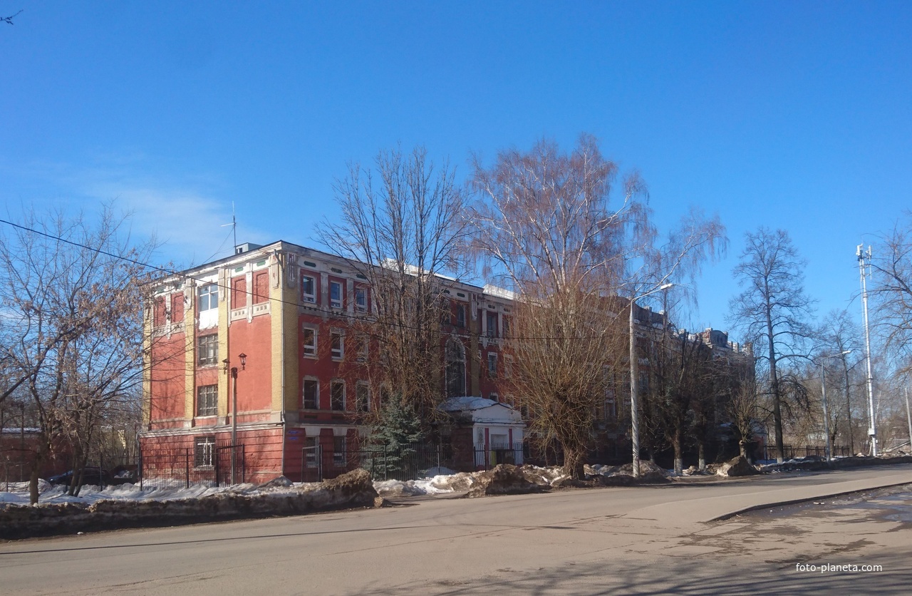 Бывшая рабочая казарма при Никольской мануфактуре Морозовых (1908 г. постройки) на ул. Бугрова