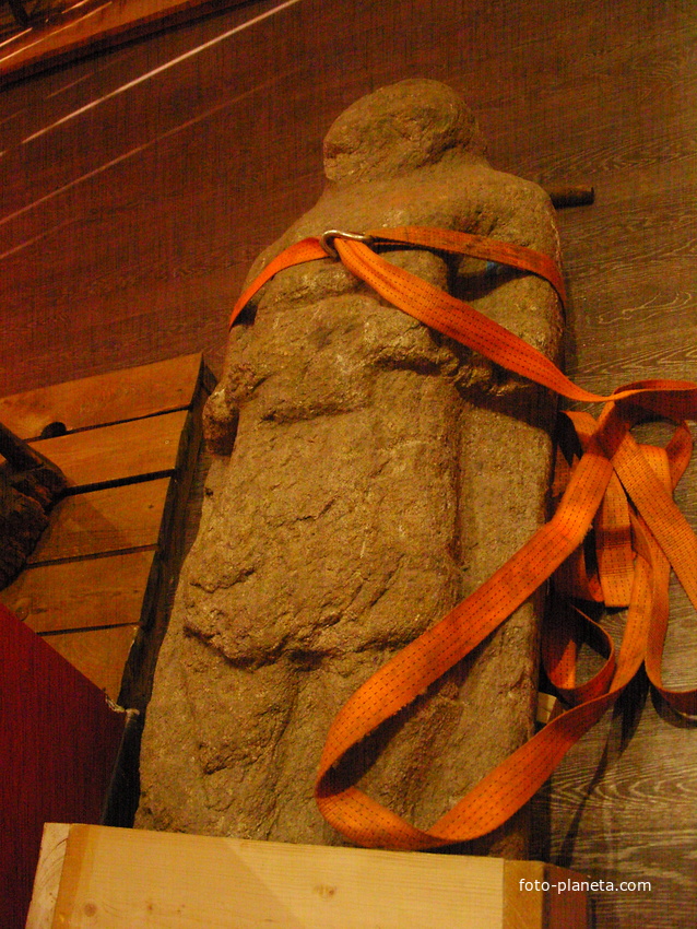 Городской историко-краеведческий музей. Изваяние половецкого воина. Обнаружено в 1921 г. краеведом В.А. Галкиным в бывшем имении графа Воронцова-Дашкова в Минино Караваевской волости Орехово-Зуевского уезда. Привезено из Екатеринославской губернии