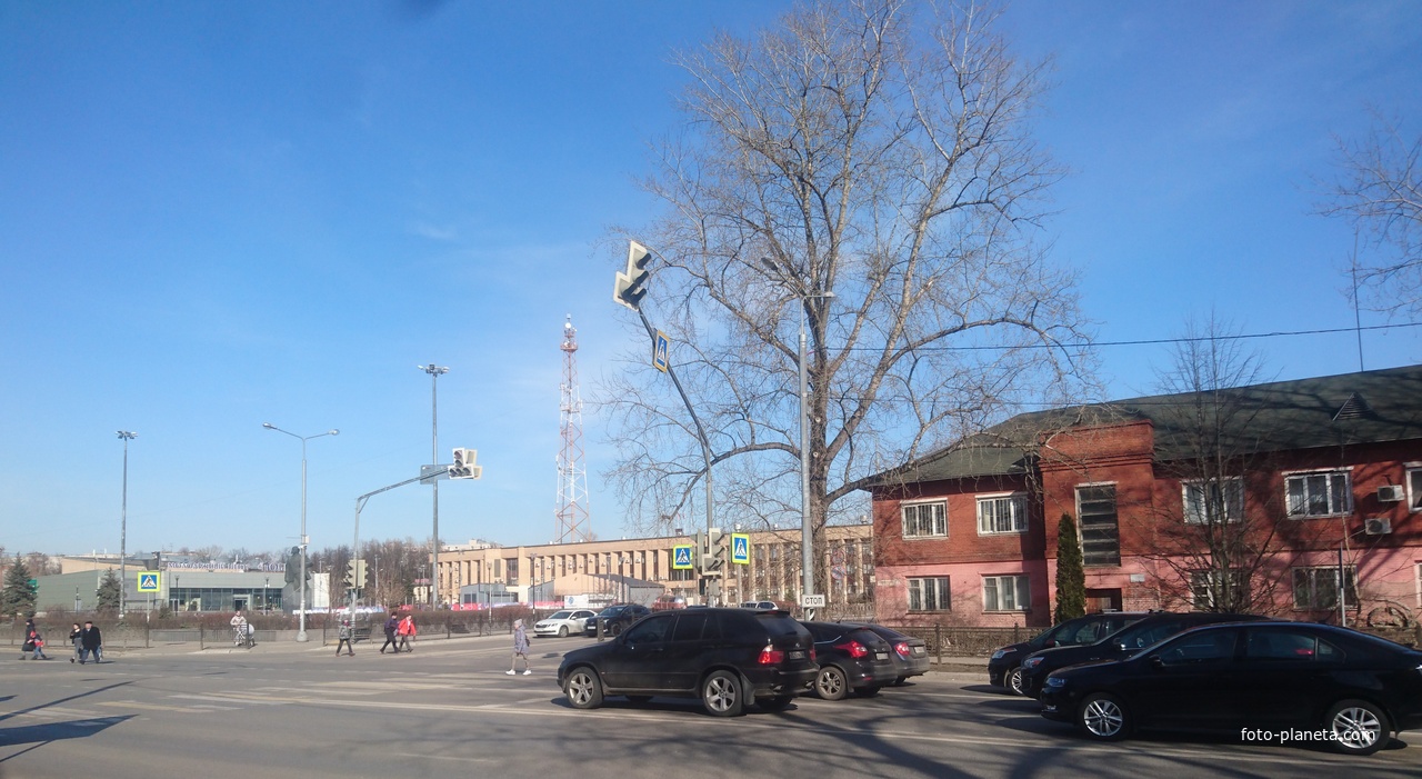 Вид с Каширского шоссе на площадь 30-летия Победы с Молодёжным центром &quot;Победа&quot; и памятником В.И. Ленину