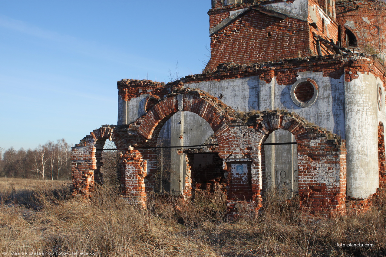 Ирошниково, руины ворот ограды Казанской церкви