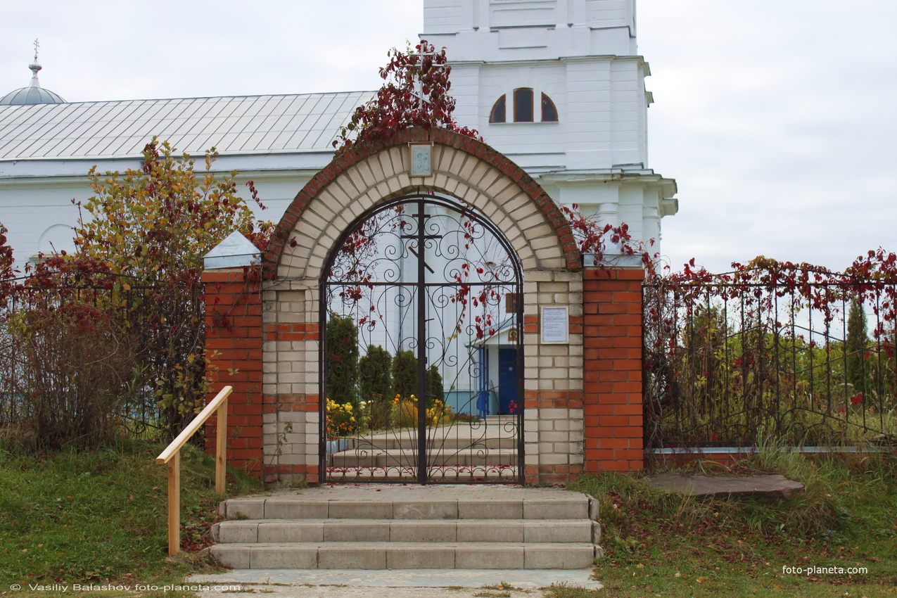 Иваново, калитка ограды Тихвинской церкви