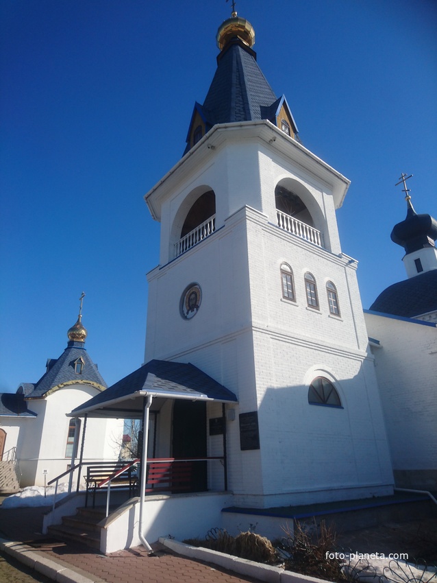 На территории церкви Николая Угодника в селе Лямцино