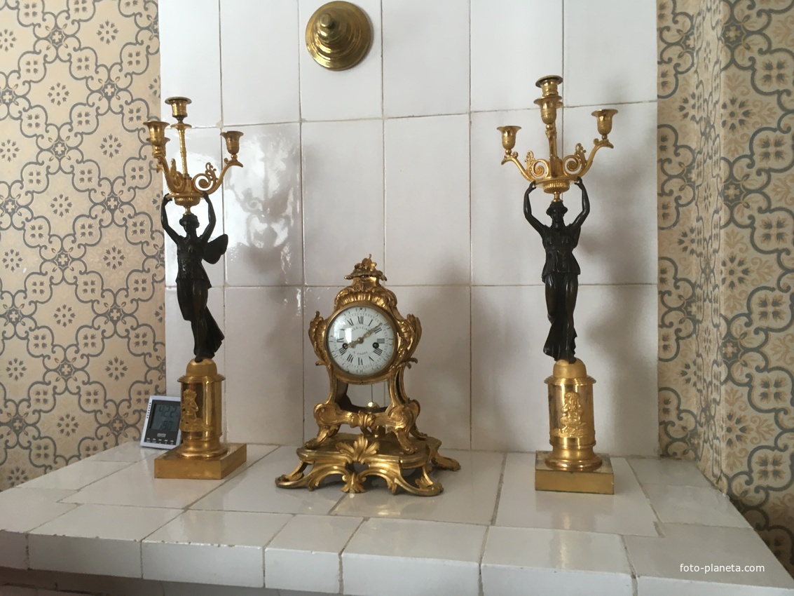 В комнатах главного дома усадьбы &quot;Мураново&quot; имени Ф.И. Тютчева. Мраморный камин у выходы библиотечного зала