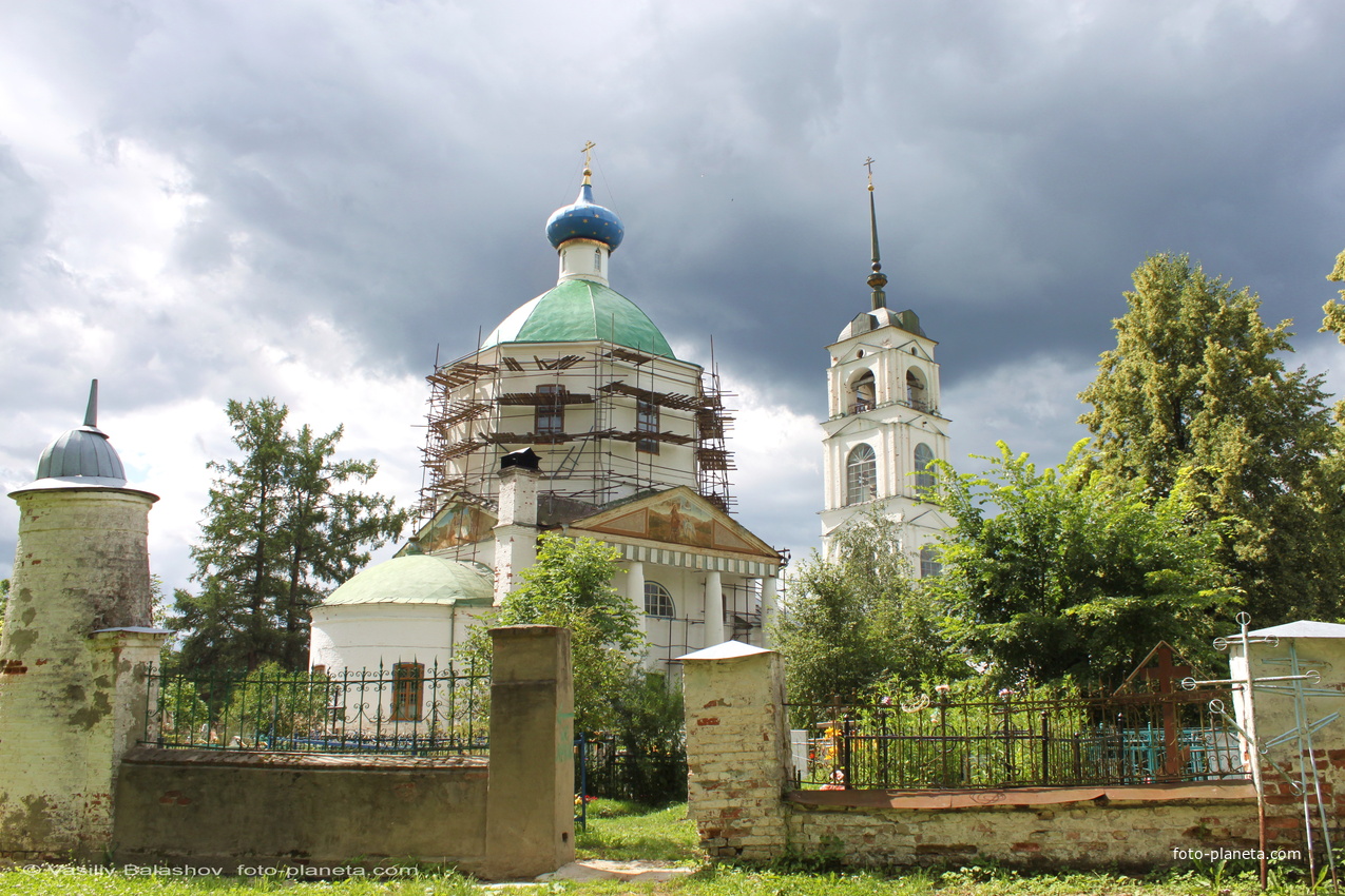 Арбузово, церковь Троицы Живоначальной и погост у церкви