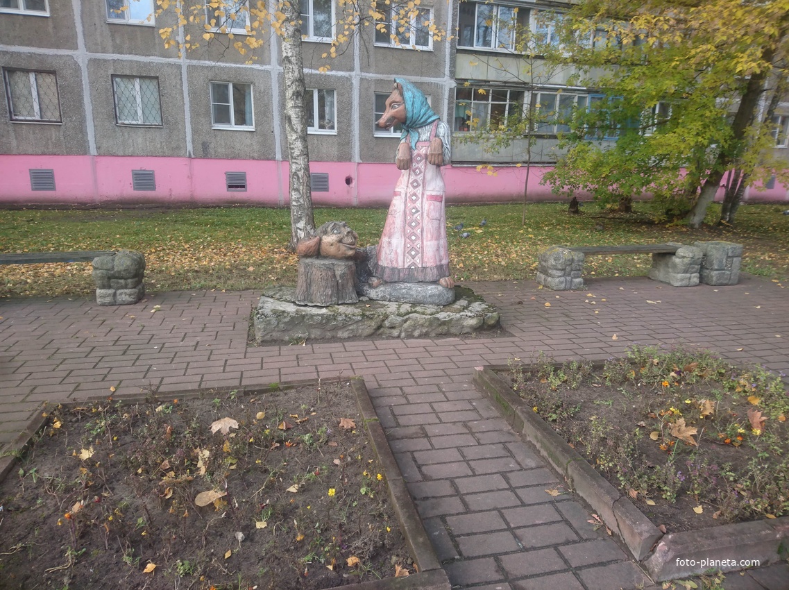 Уличная скульптура &quot;Лиса и колобок&quot; на ул. Коммунистической