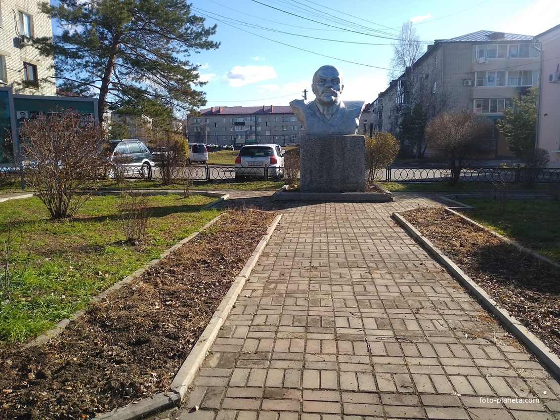 Бюст Ленина в селе