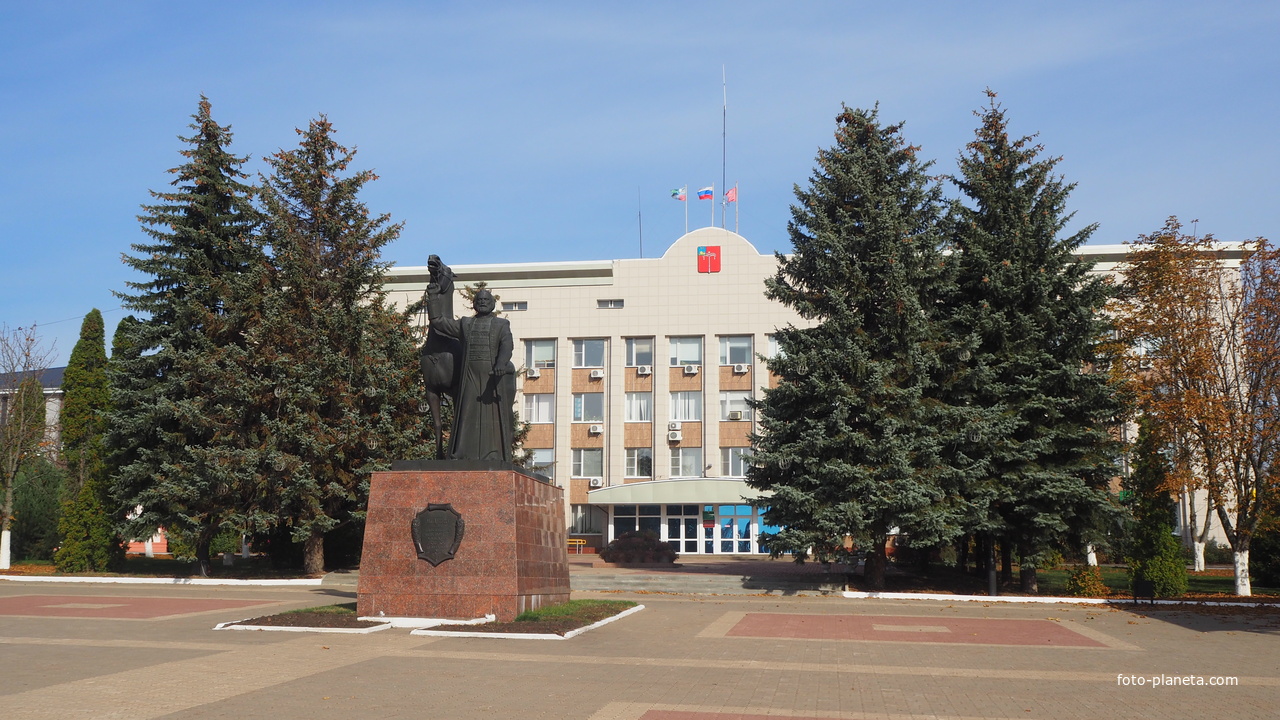 Соборная площадь. Памятник сотнику Медкову у Администрации города