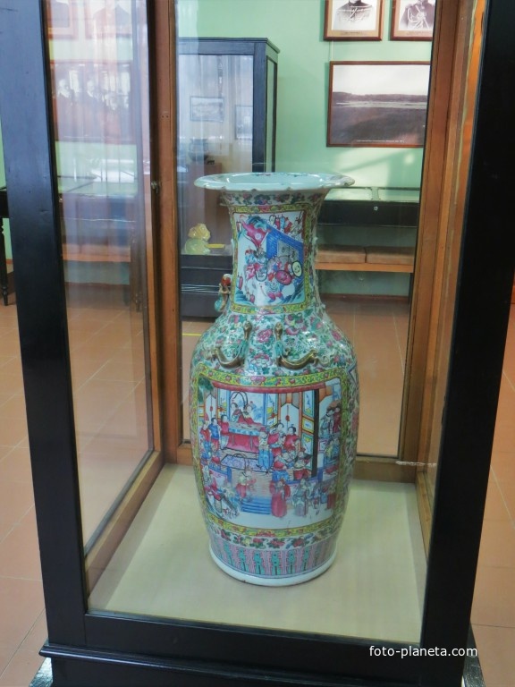 Китайская фарфоровая ваза с росписью