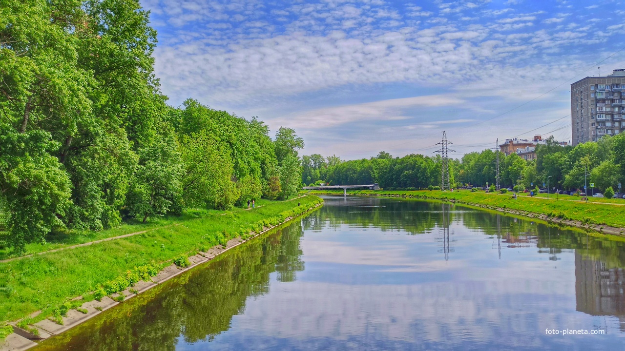 Сходненской канал, отделяющий районы Тушино (справа) и Покровское-Стрешнево (слева) друг от друга.