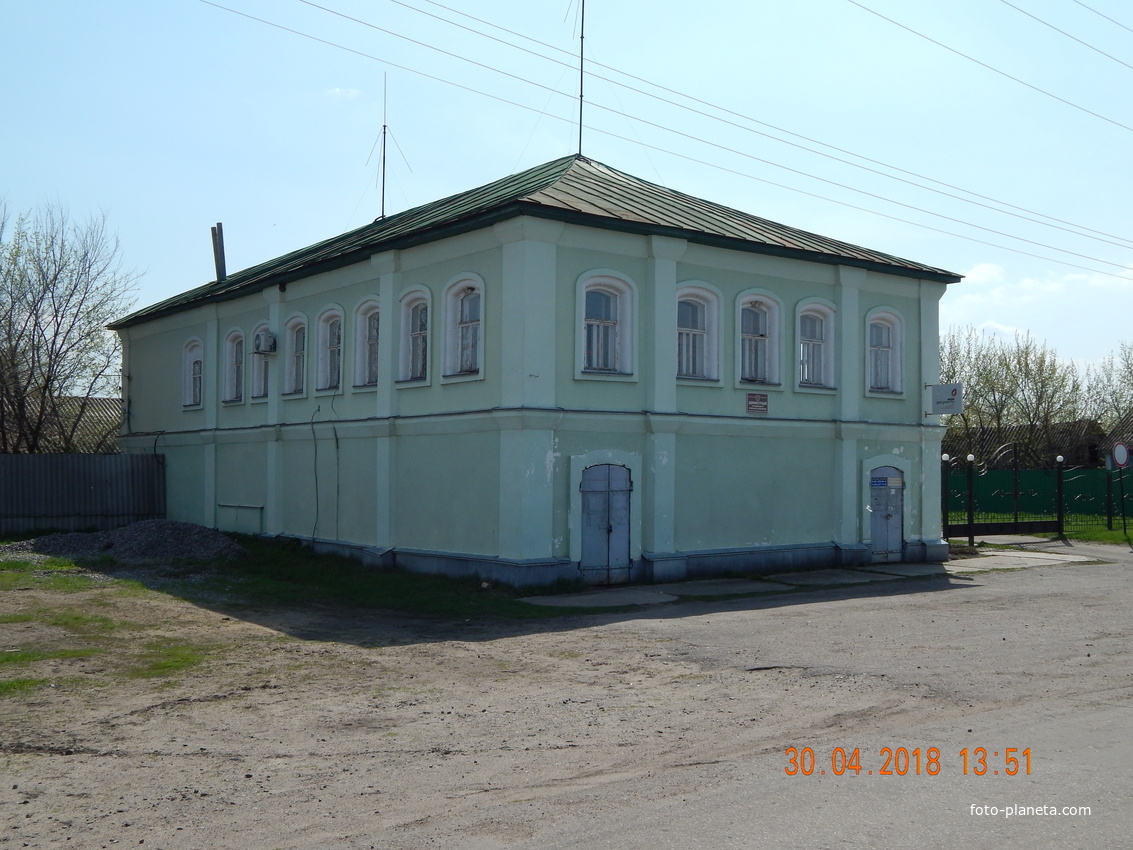 Здание администрации с. Красное