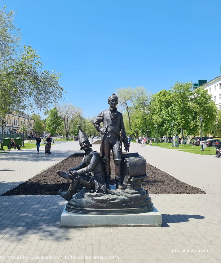 Памятник  Суворову  &quot;Пензяк толстопятый&quot; на ул. Пушкина