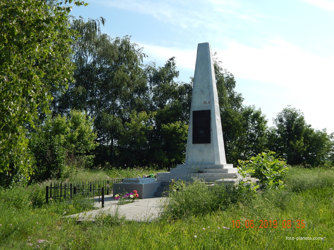 Мемориал жертвам Антоновского восстания в 2 км к югу от с. Битюг-Матрёновка