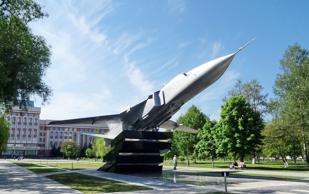 Самолет-памятник   -  СУ-24 - советский тактический фронтовой бомбардировщик