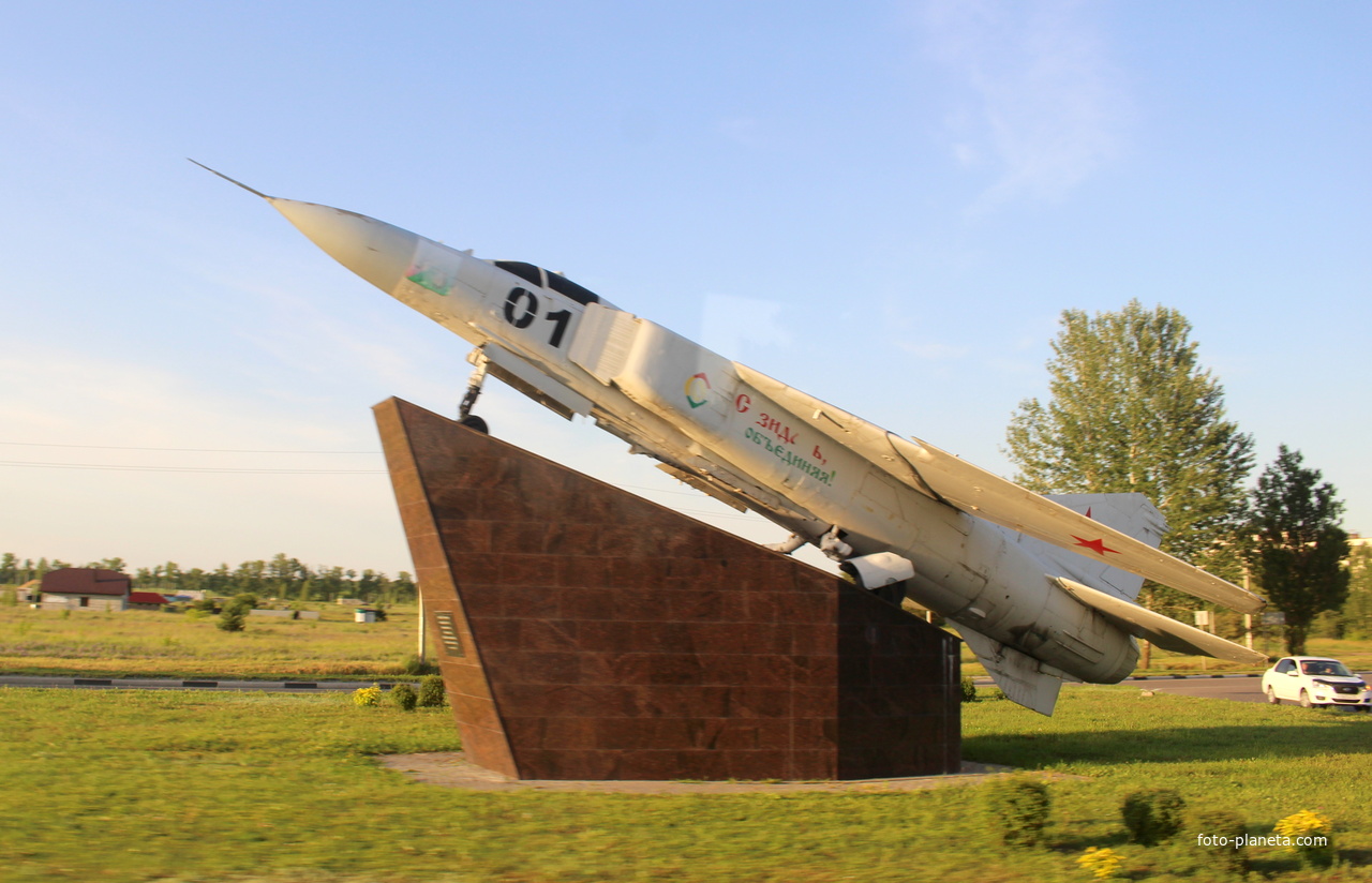 Истребитель «МиГ-23 МЛД» - памятник военным лётчикам.
