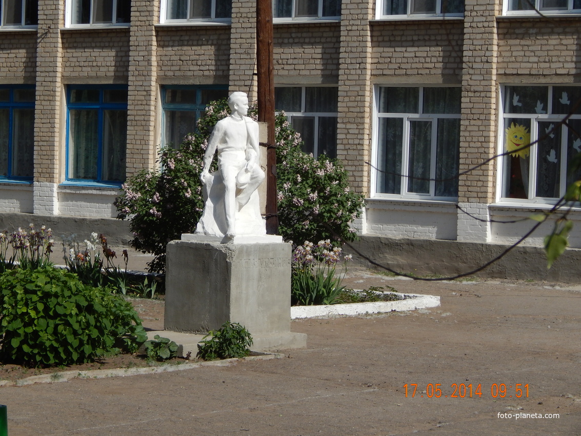 Памятник Ленину у школы