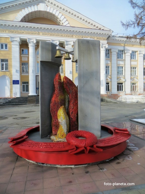 Памятник выпускникам училища погибшим в годы ВОВ