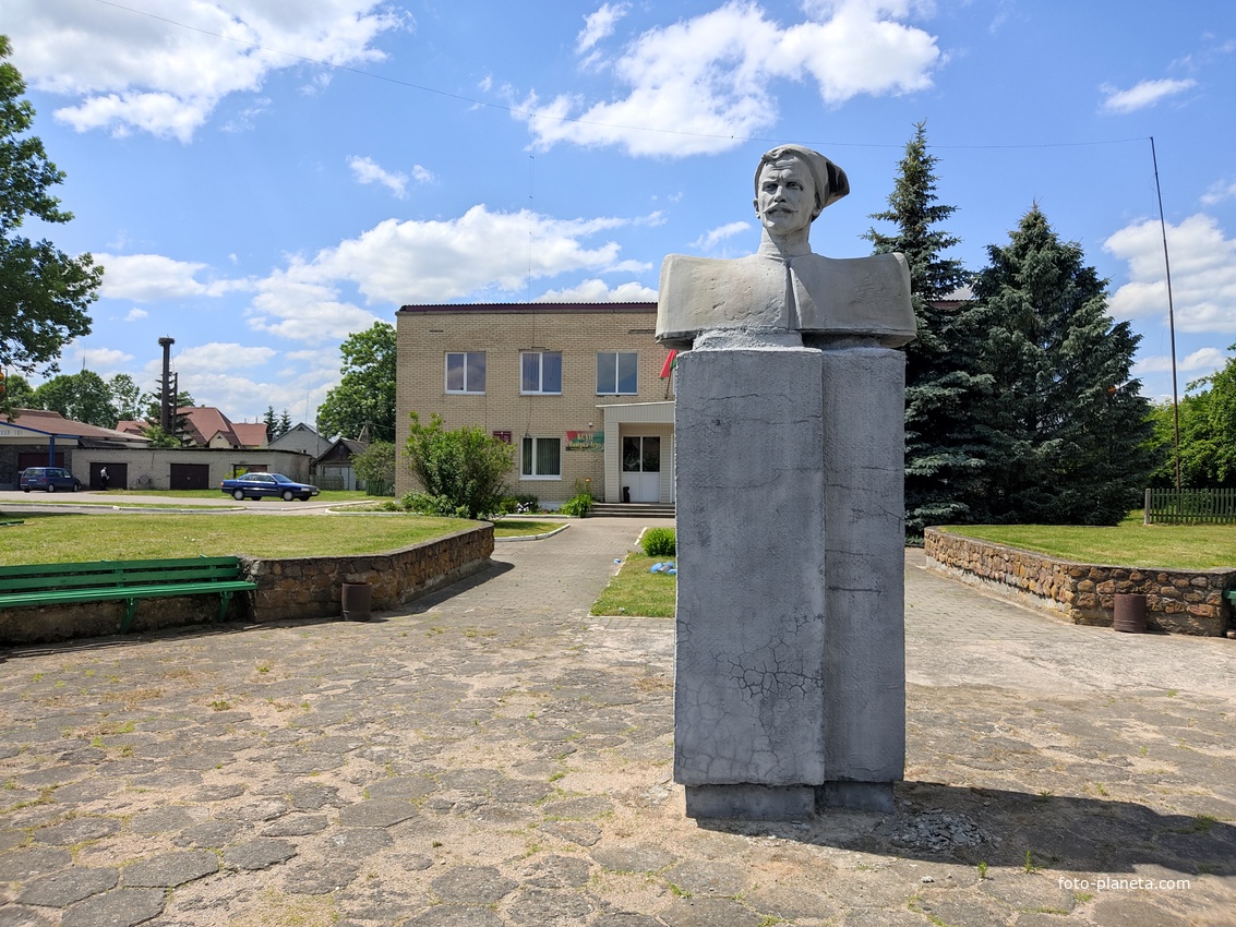 Памятник Василию Ивановичу Чапаеву возле сельсовета