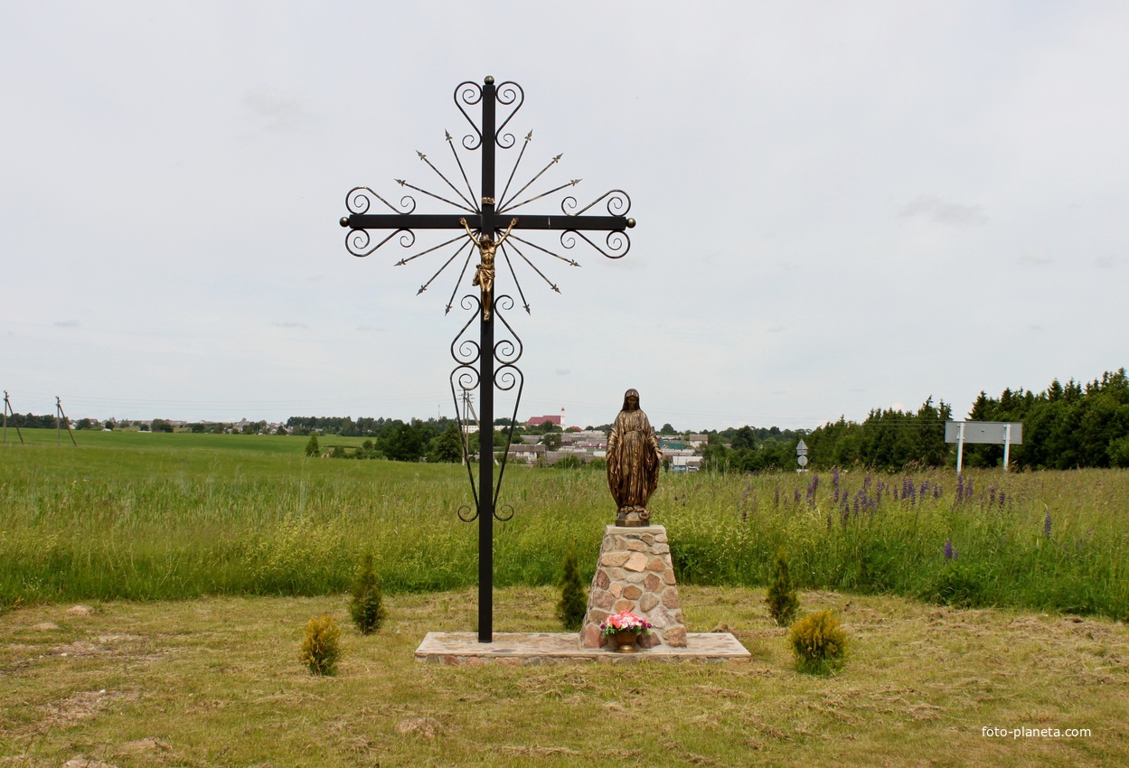 Статуя Богородицы на въезде в Ворняны