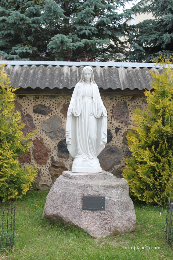 Статуя Богородицы у костела
