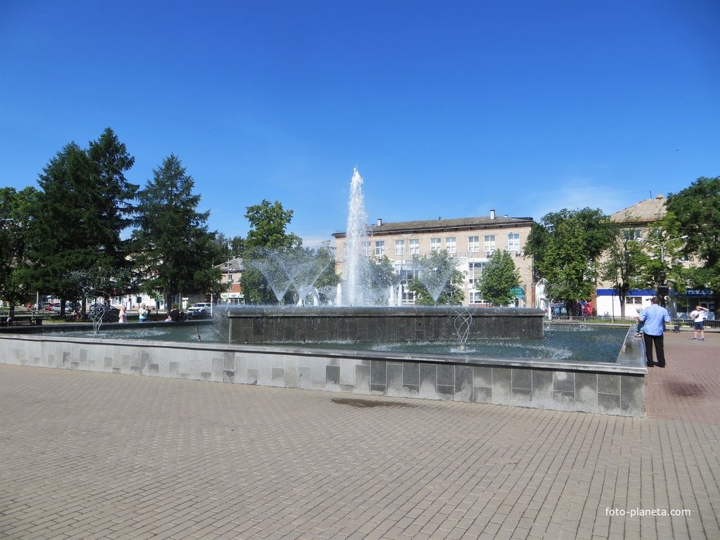 Свето-музыкальный фонтан на площади Карла Маркса