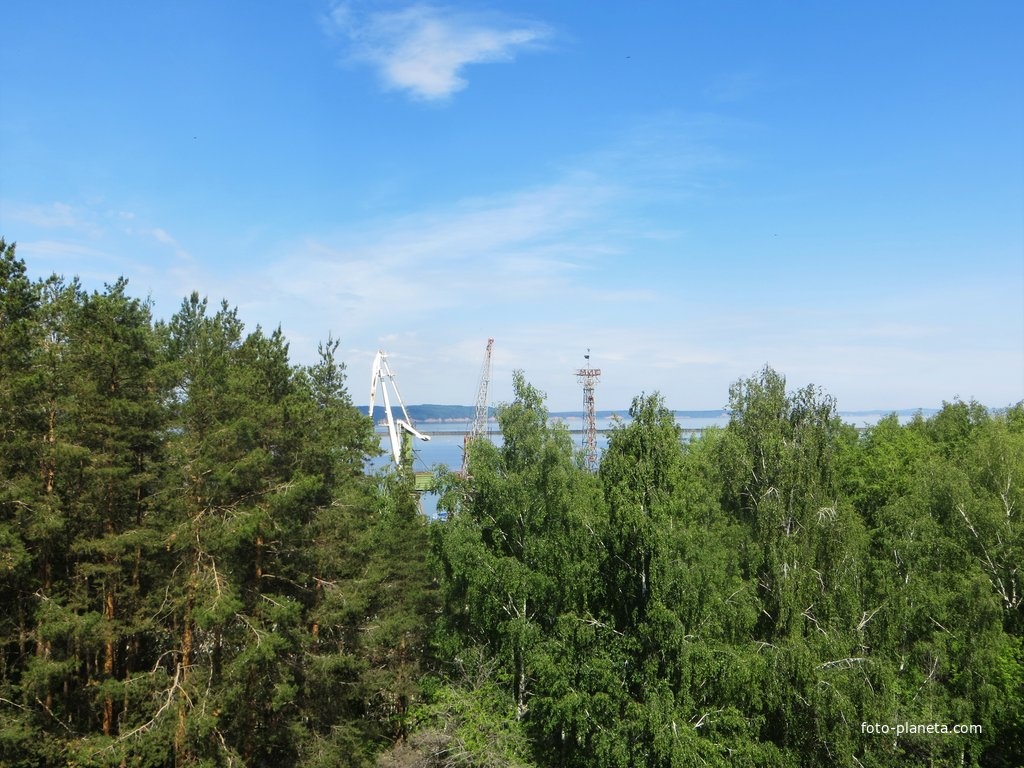 Вид из гостиницы &quot;Волна&quot; на речной порт