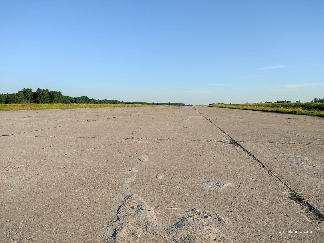 Взлетно-посадочная полоса заброшенного аэродрома