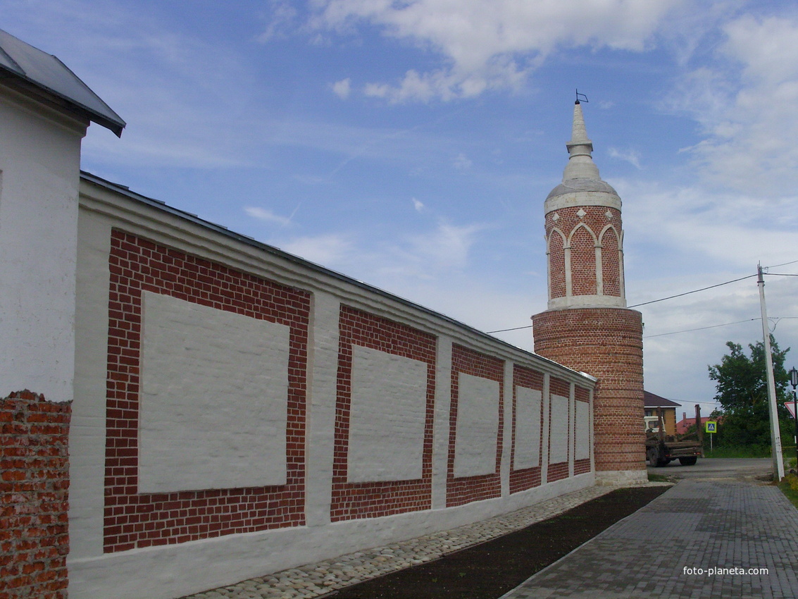 Часть южной стены монастыря и юго-восточная башня старой ограды по проекту Казакова М.Ф.