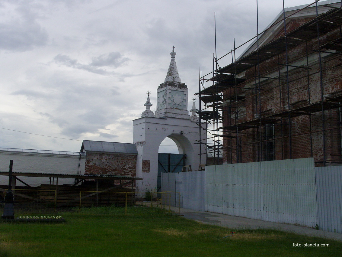 Святые ворота и Реконструируемый храм иконы Божией Матери Фёдоровская внутри территории монастыря