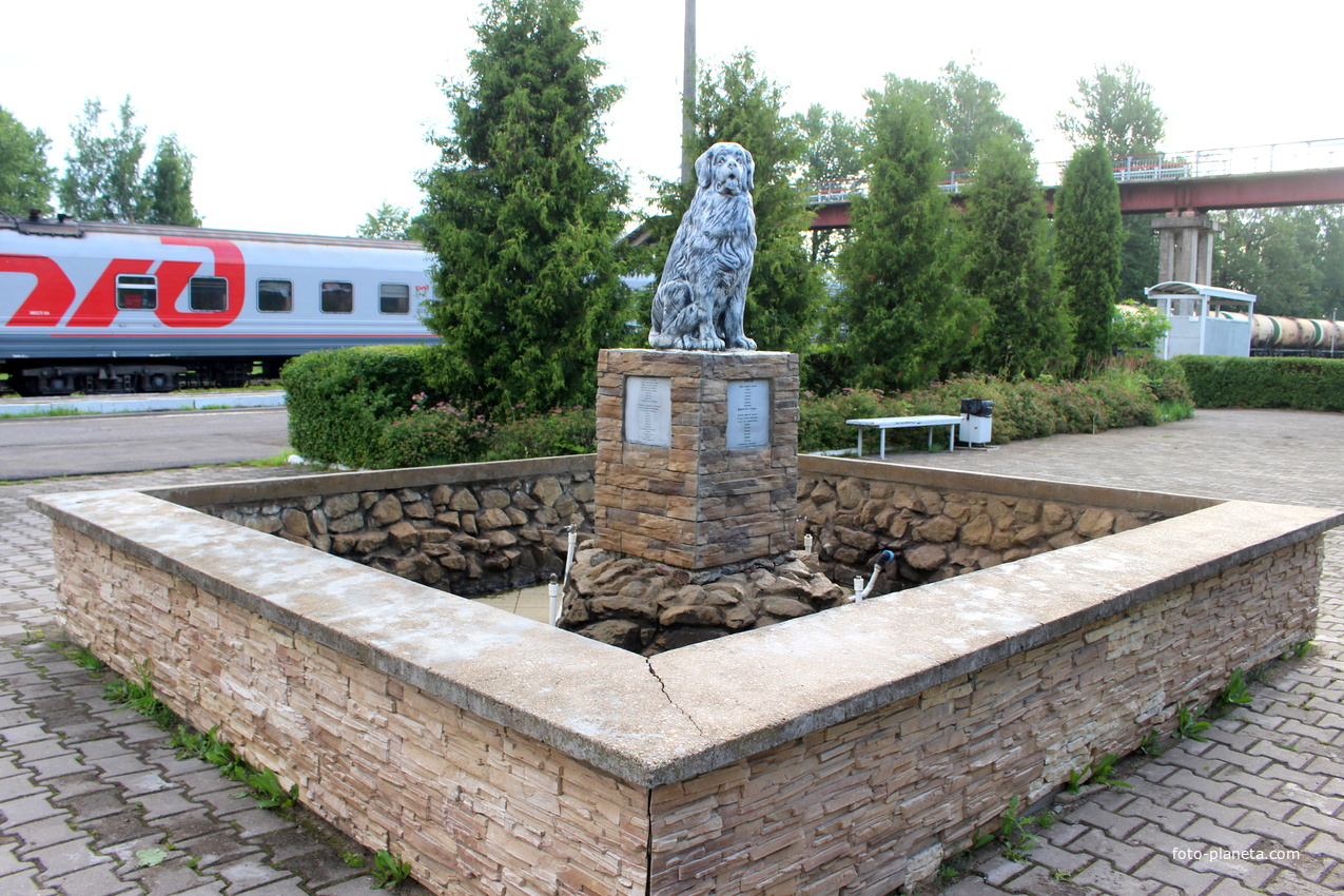 Памятник героине стихотворения &quot;Багаж&quot; Самуила Маршака.
