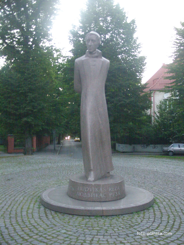 Памятник литовскому просветителю Людвигасу Резе на Каштановой аллее в Литовском сквере района Амалиенау